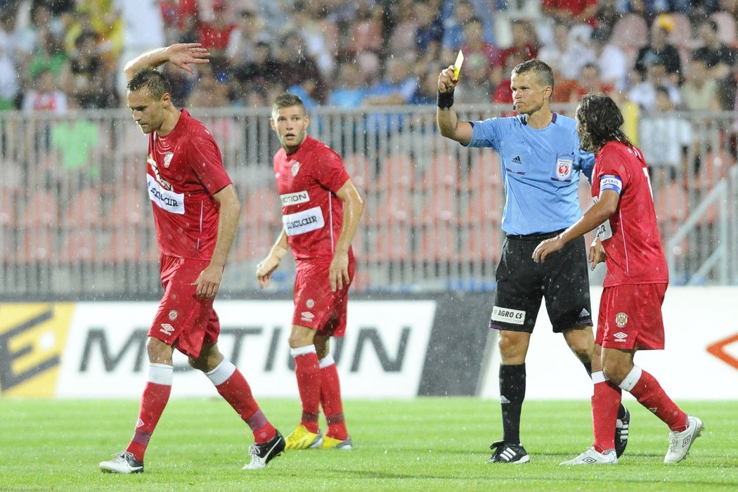 Fotbalisté Brna (zleva) Karel Kroupa, Martin Husár a kapitán Pavel Zavadil, se vztekají směrem k rozhodčímu v duelu se Spartou