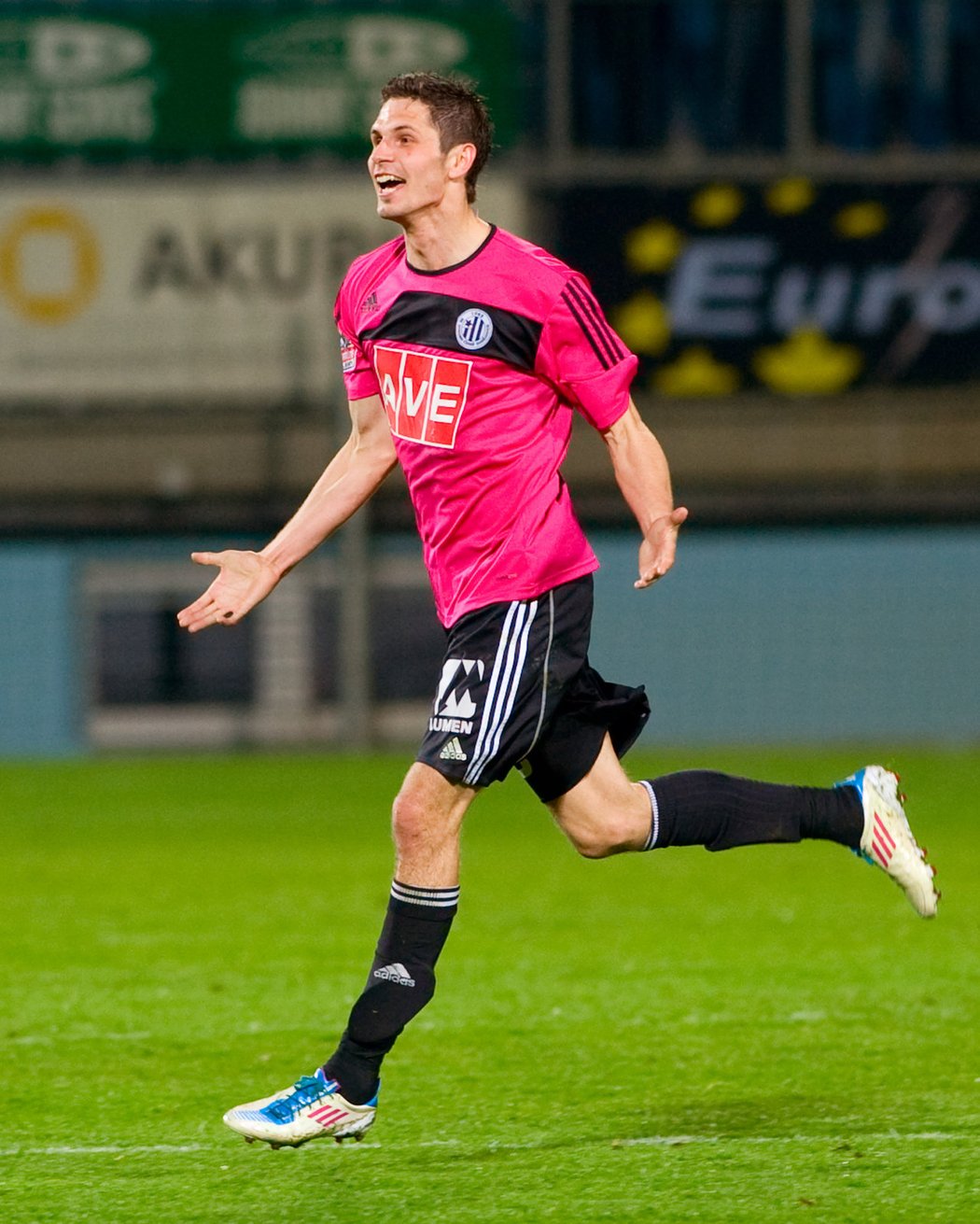 Petr Javorek z Dynama oslavuje svůj jediný a tedy rozhodující gól zápasu
