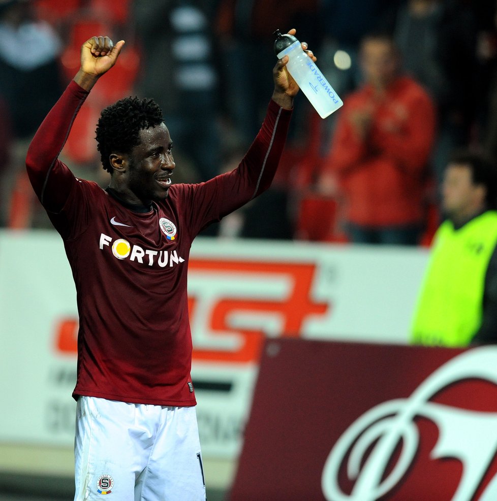 Bony Wilfried se raduje z výhry v derby, kterou zařídil svou brankou minutu před koncem