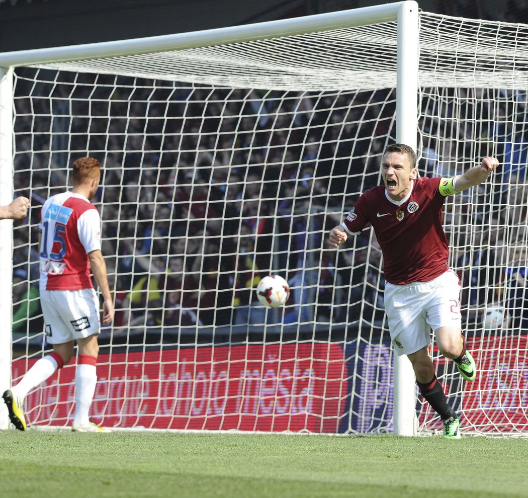 David Lafata se raduje z úvodního gólu derby se Slavií