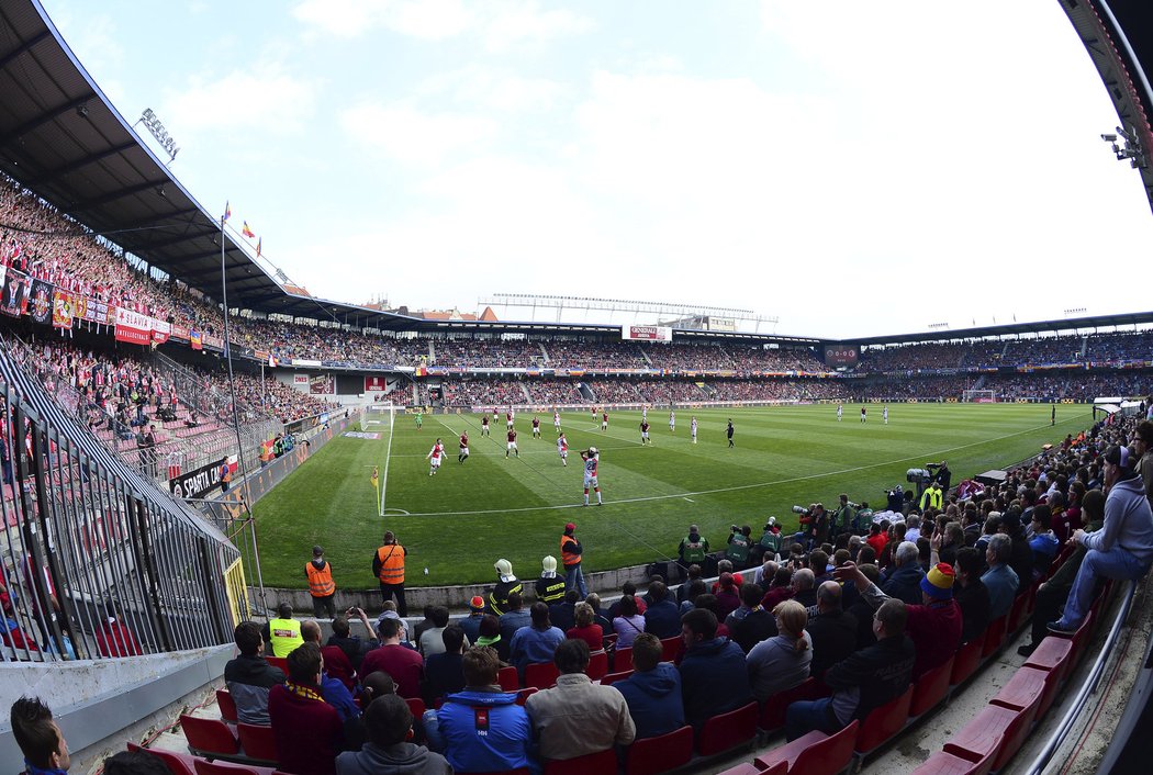 Derby se Slavií na Letné sledoval vyprodaný stadion