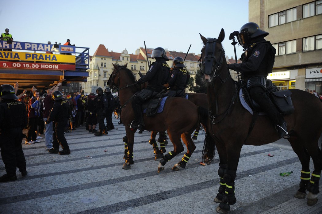 Výbojné sparťany se snažili uklidnit policisté na koních