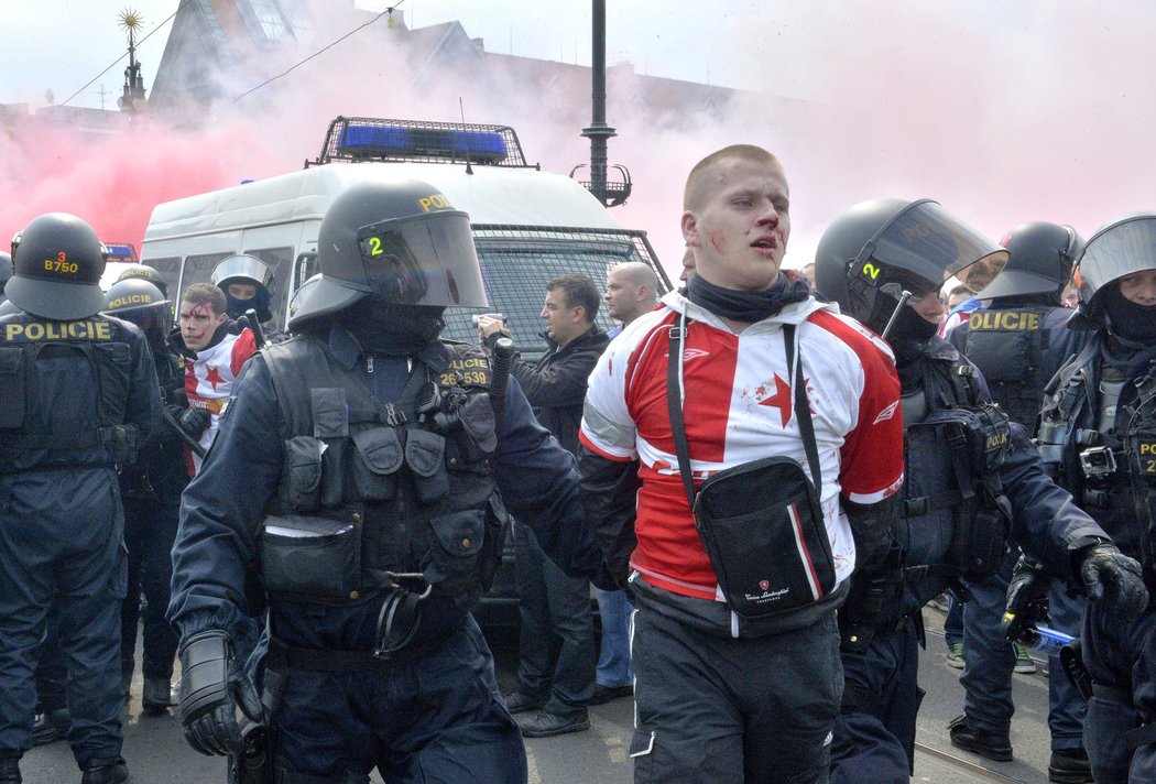Policie zasáhla na Čechově mostě proti fanouškům Slavie, kteří používali pyrotechniku