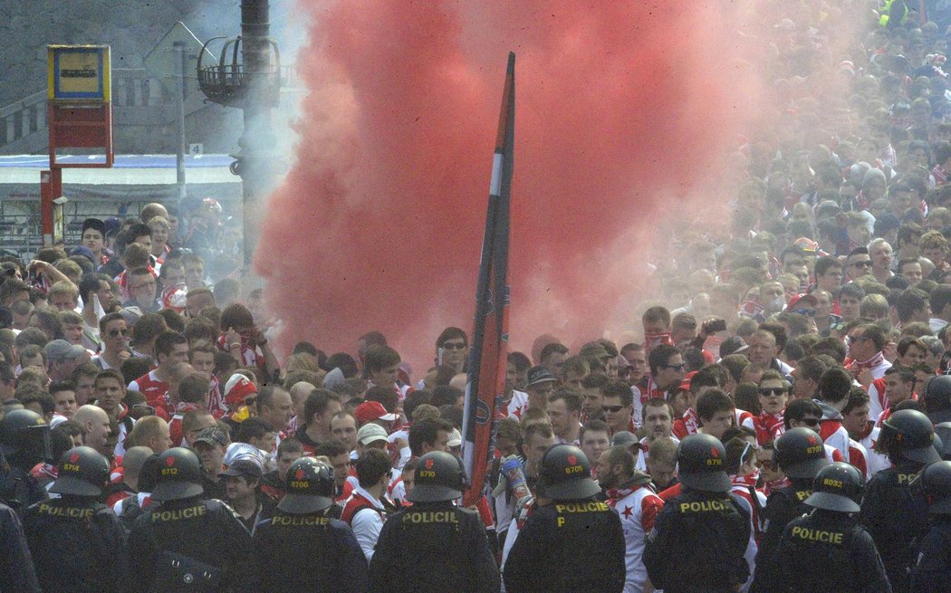 Dýmovnice mezi fanoušky Slavie, kteří míří na Letnou na derby. Policie na Čechově mostě tvrdě zasáhla