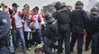Zásah policie na Čechově mostě při pochodu slávistů na Letnou