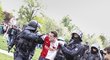 Policie nakonec zadržela či zajistila 80 fanoušků Slavie