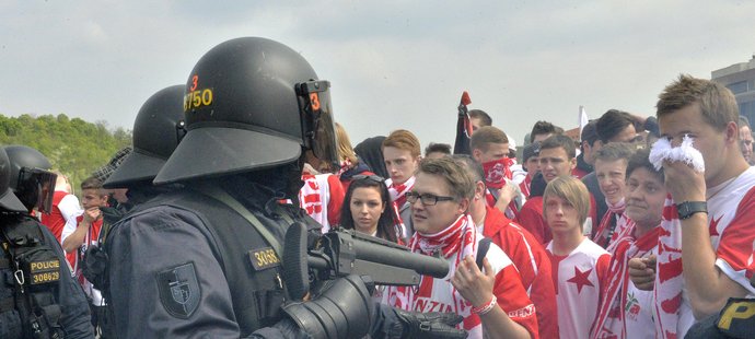 Policie zasahuje proti fanouškům Slavie na Čechově mostě při jejich pochodu na Letnou