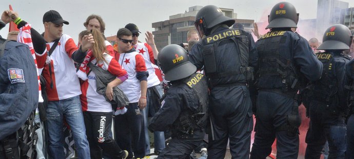 Zásah policie na Čechově mostě při pochodu slávistů na Letnou