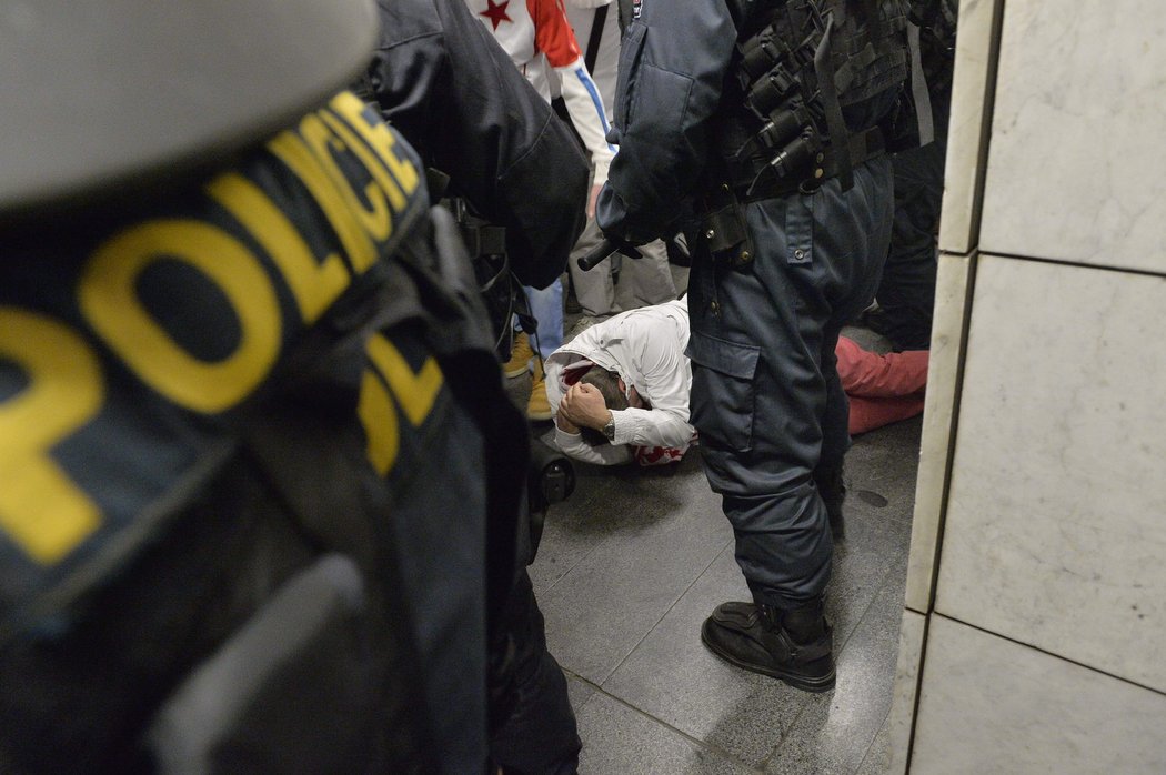 Při pochodu slávistů na Spartu došlo k několika potyčkám už v metru