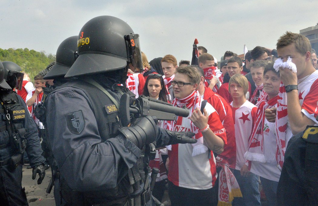 Policie zasahuje proti fanouškům Slavie na Čechově mostě při jejich pochodu na Letnou