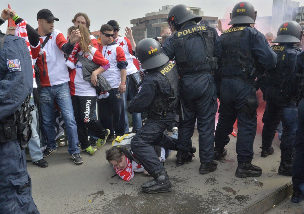 Zásah policie na Čechově mostě při pochodu slávistů na Letnou