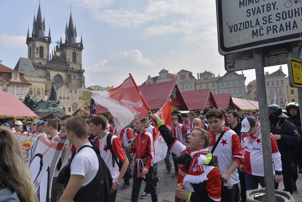 Fanoušci Slavie na Staroměstském náměstí v Praze při pochodu na Letnou