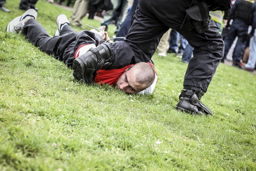 Chyběl kousek... Tohodle fanouška Slavie zadrželi policisté nedaleko od stadionu