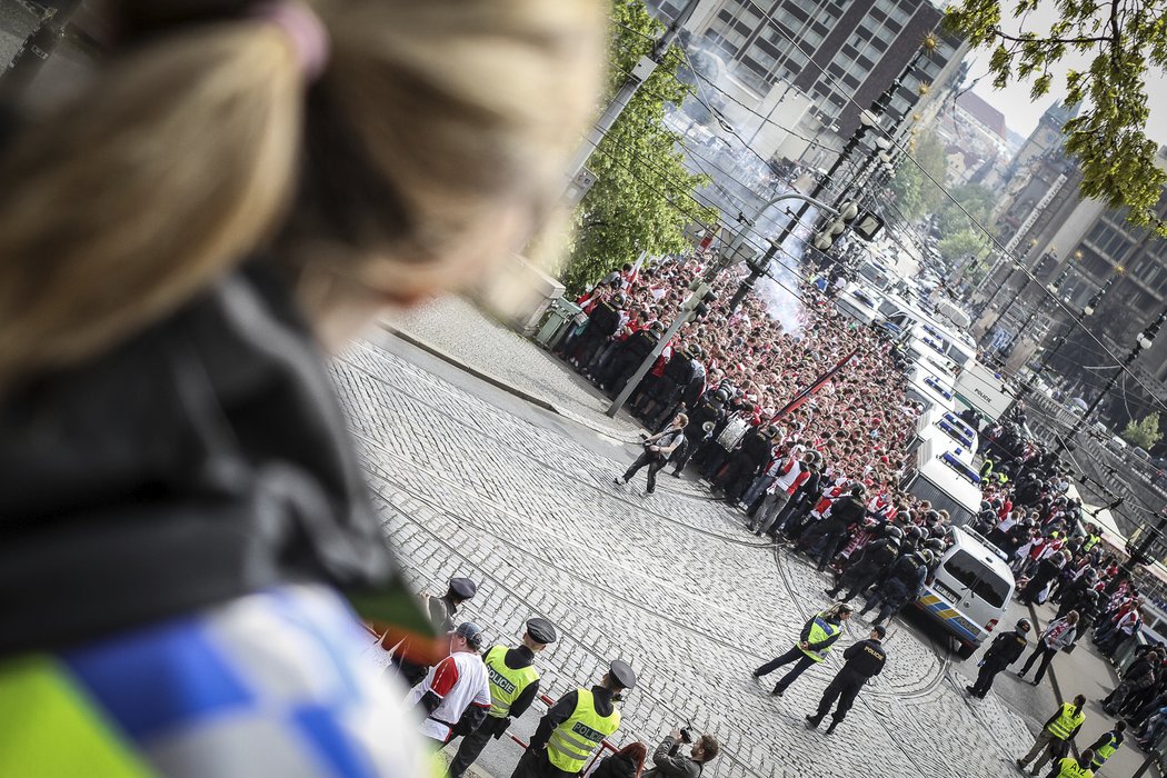 Na Čechově mostě proběhla největší potyčka slávistů s policií