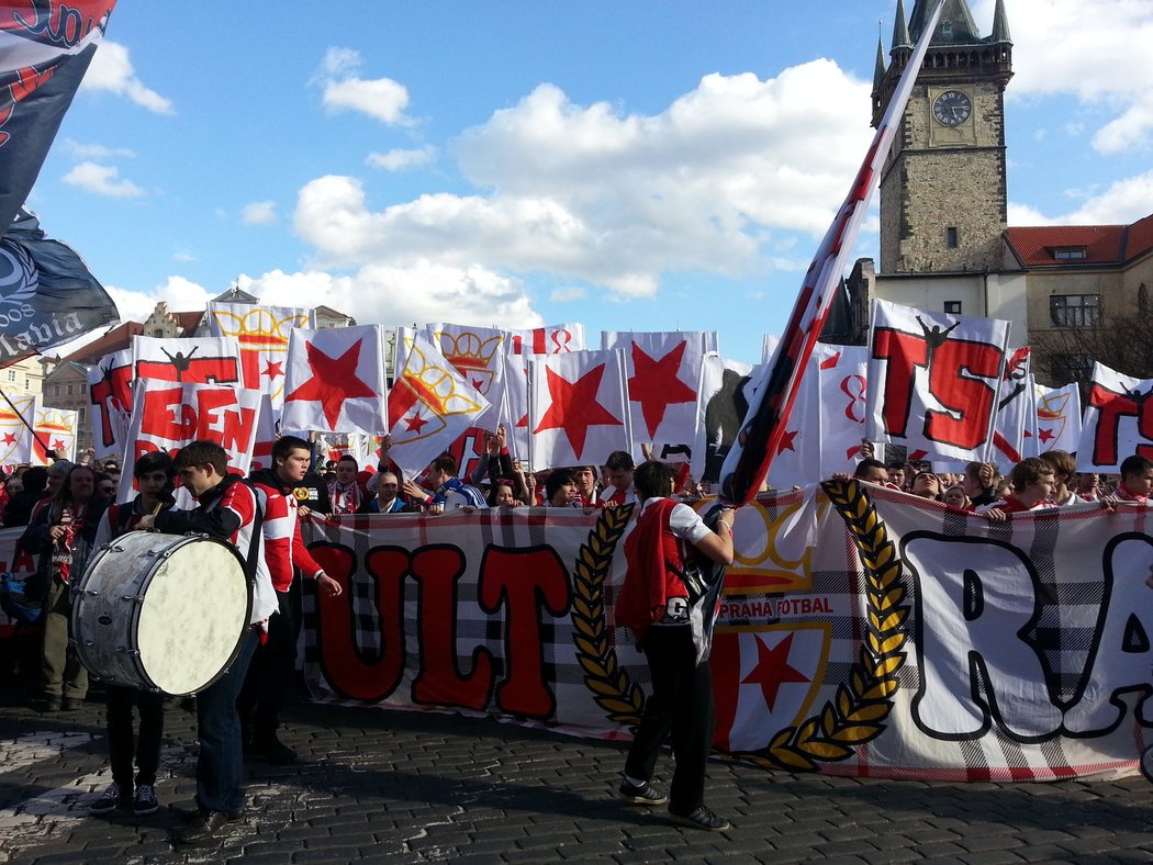 Fanoušci Slavie se při cestě na Letnou zastavili na Staroměstském náměstí, aby se společně v dresech vyfotili