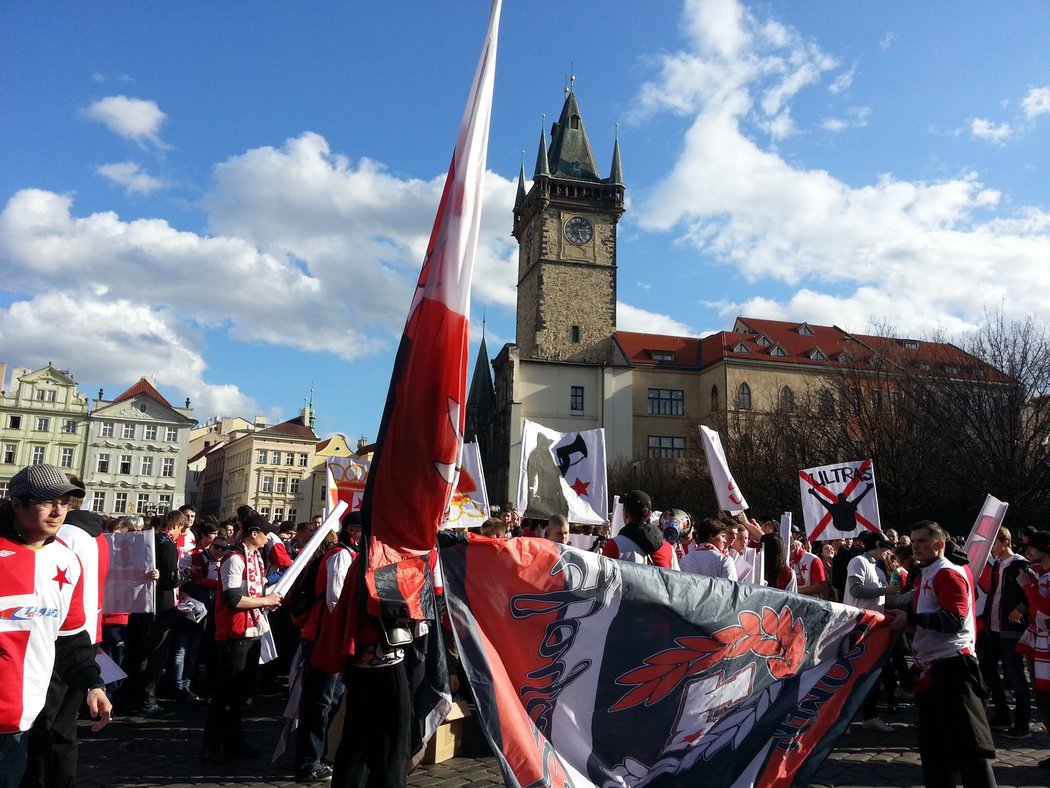 Fanoušci Slavie chtěli vytvořit český rekord vyfocených lidí v dresech sportovního klubu