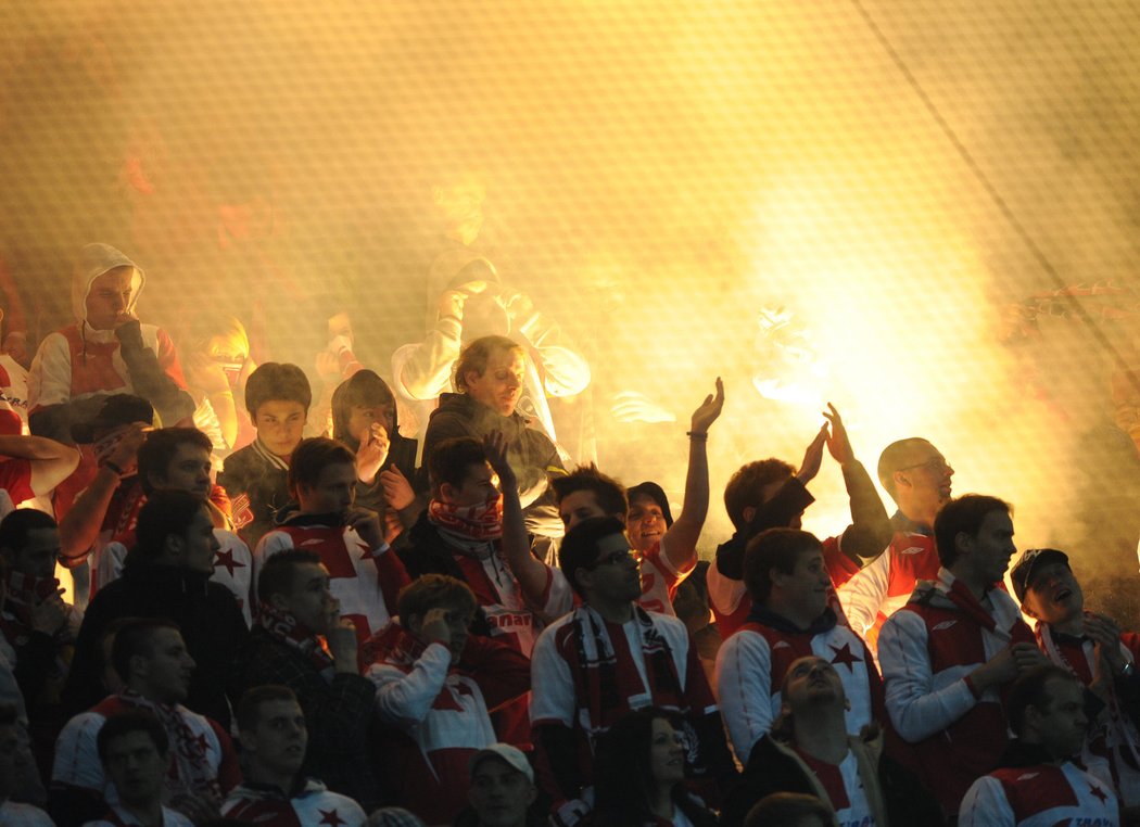 Slávističtí fanoušci a jejich ohňová show na Letné při derby