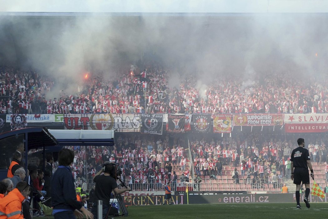 Na pyrotechniku nám nesahajte, jakoby vzkazovali fanoušci Slavie vedení FAČR