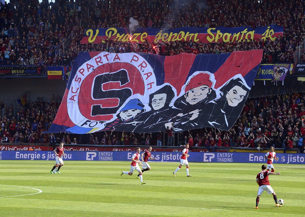 V Praze jenom Sparta je! Choreo fanoušků při derby