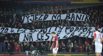 Sparťanští fanoušci se při cestě na Baník porvali a poničili nádraží
