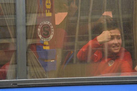 Mladý fanoušek Sparty gestikuluje na příznivce Slavie, kteří šli na Letnou pochodem přes Prahu Mladý fanoušek Sparty gestikuluje na příznivce Slavie, kteří šli na Letnou pochodem přes Prahu