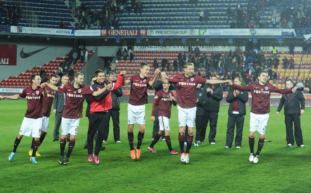 Fotbalisté Sparty slaví s fanoušky triumf v derby nad Slavií