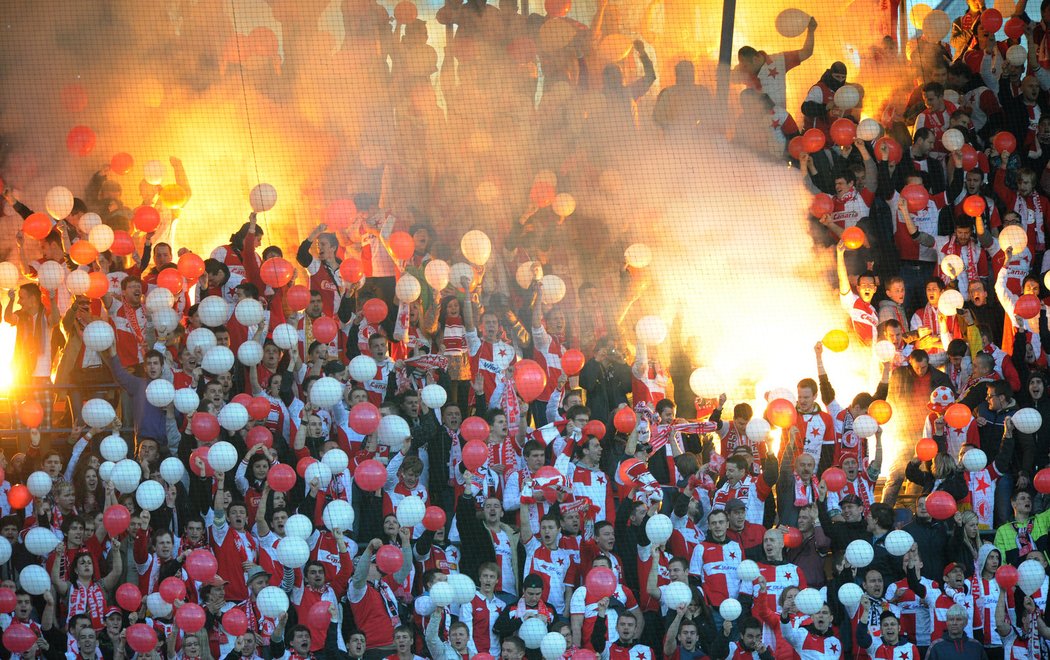 Fanoušci Slavie a choreo před derby na Letné