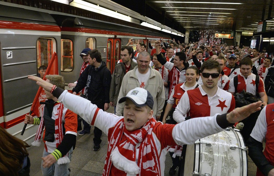 Fanoušci Slavie nastoupili ve Strašnicích do metra, kde došlo k několika potyčkám