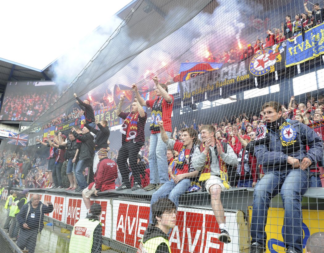 Fanoušci Sparty si užívají derby. I se světlicemi