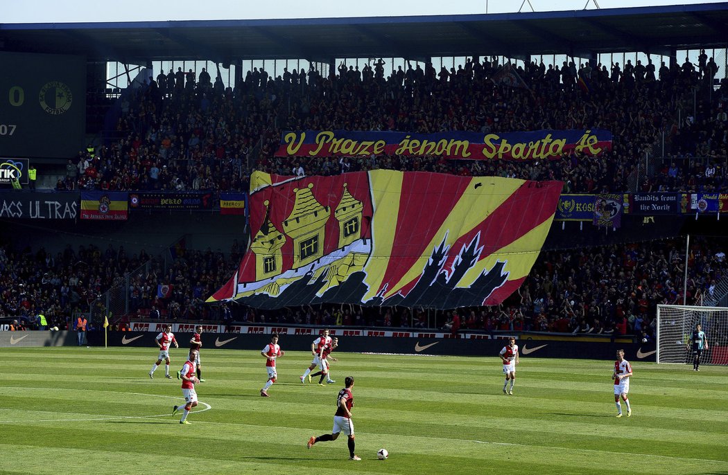 Sparťanské choreo V Praze jenom Sparta je se v derby ukázalo poměrně pravdivým