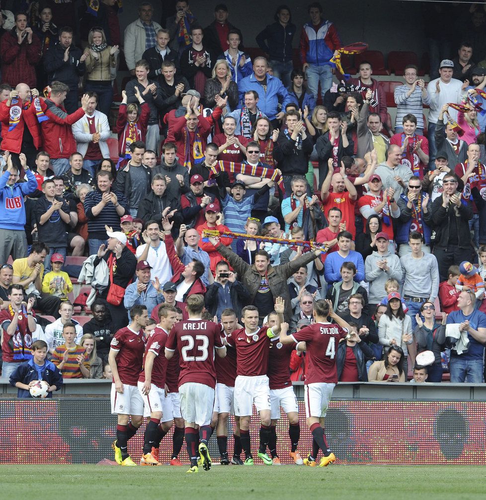 Fotbalisté Sparty se radují z gólu na 3:0. Slavii nedali v derby žádnou šanci a znovu se o notný kus přiblížili mistrovskému titulu...