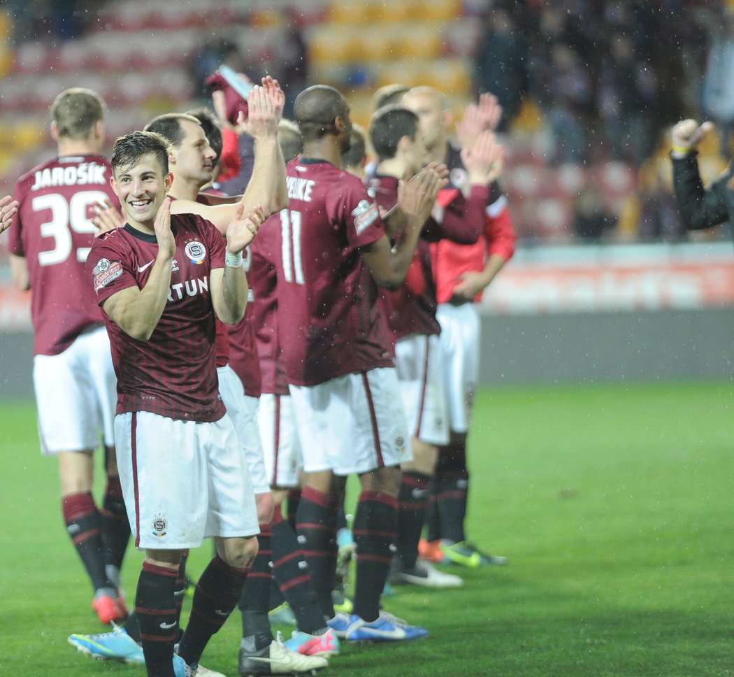 Lukáš Vácha na děkovačce s fanoušky po vítězství v derby