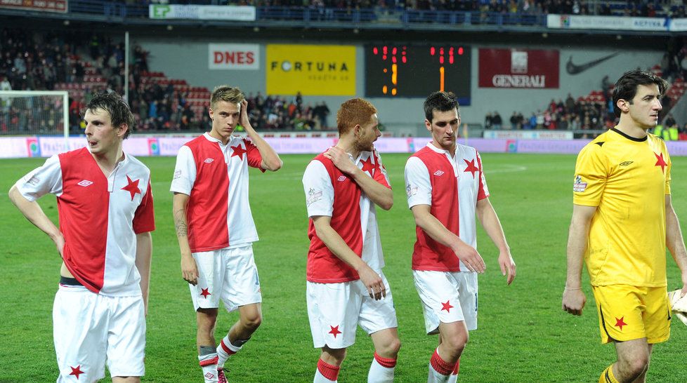 Zklamaní slávisté Nitrianský, Petrák, Gecov, Fenin a Čontofalský míří na smutnou děkovačku s fanoušky po prohraném derby