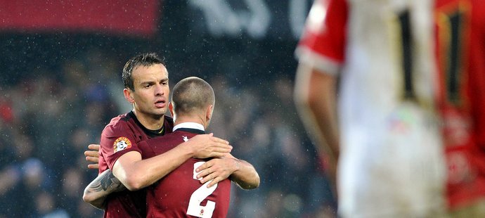 Erich Brabec a Tomáš Řepka v objetí po vítězném derby