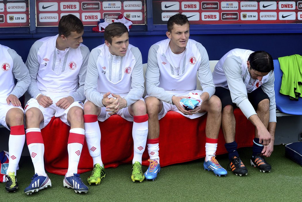 Slávista Tomáš Necid (druhý zprava) začal derby jen na lavičce, na hřiště šel do druhého poločasu