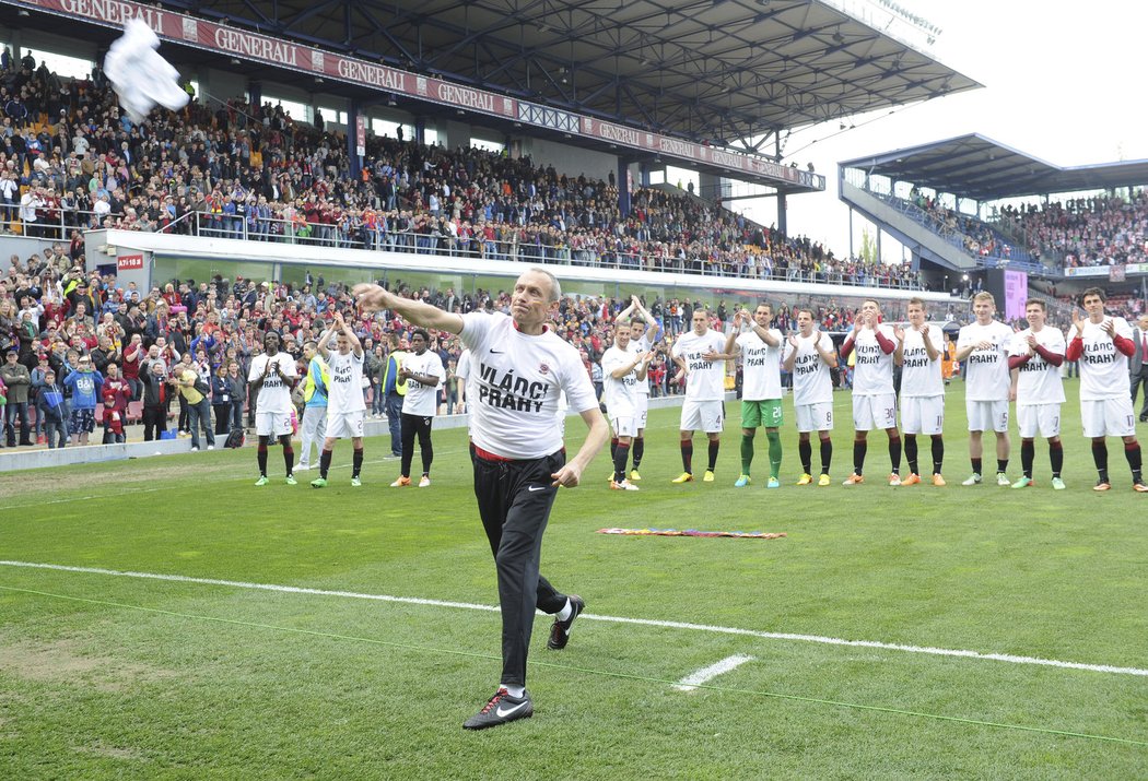 Sparťanský masér Tomáš Stránský hází po triumfu v derby tričko fanouškům