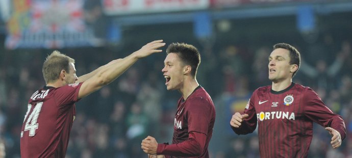 Všechno nejlepší, Vašku! Sparťan Kadlec dnes slaví 21. narozeniny a mohl by se dočkat zajímavého dárku: přestupu do bundesligy!