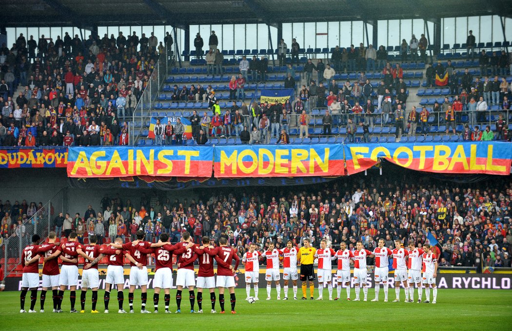 Před zápasem se držela minuta ticha za oběti tragédie polského vládního letadla