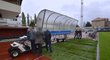 Zápas fotbalové Gambrinus ligy mezi Duklou a Zbrojovkou Brno musel být odložen kvůli podmáčenému terénu