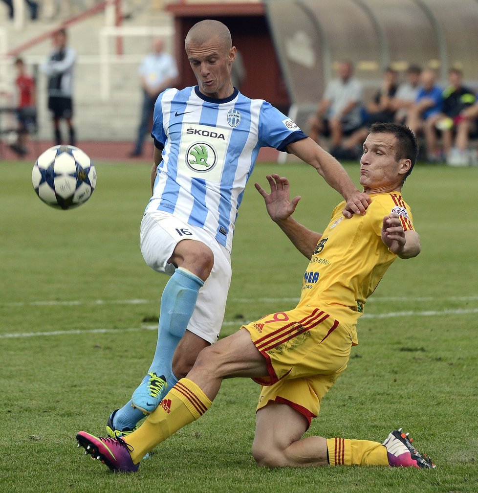 Takhle si Lukáš Štětina vyšlápl na mladoboleslavského Martina Nešpora v remízovém utkání Dukla - Mladá Boleslav 1:1