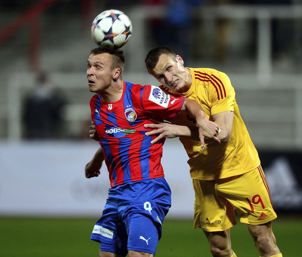 Plzeňský útočník Stanislav Tecl v jednom ze soubojů na Julisce. Nakonec dal Dukle první gól a Plzeň vyhrála 3:0