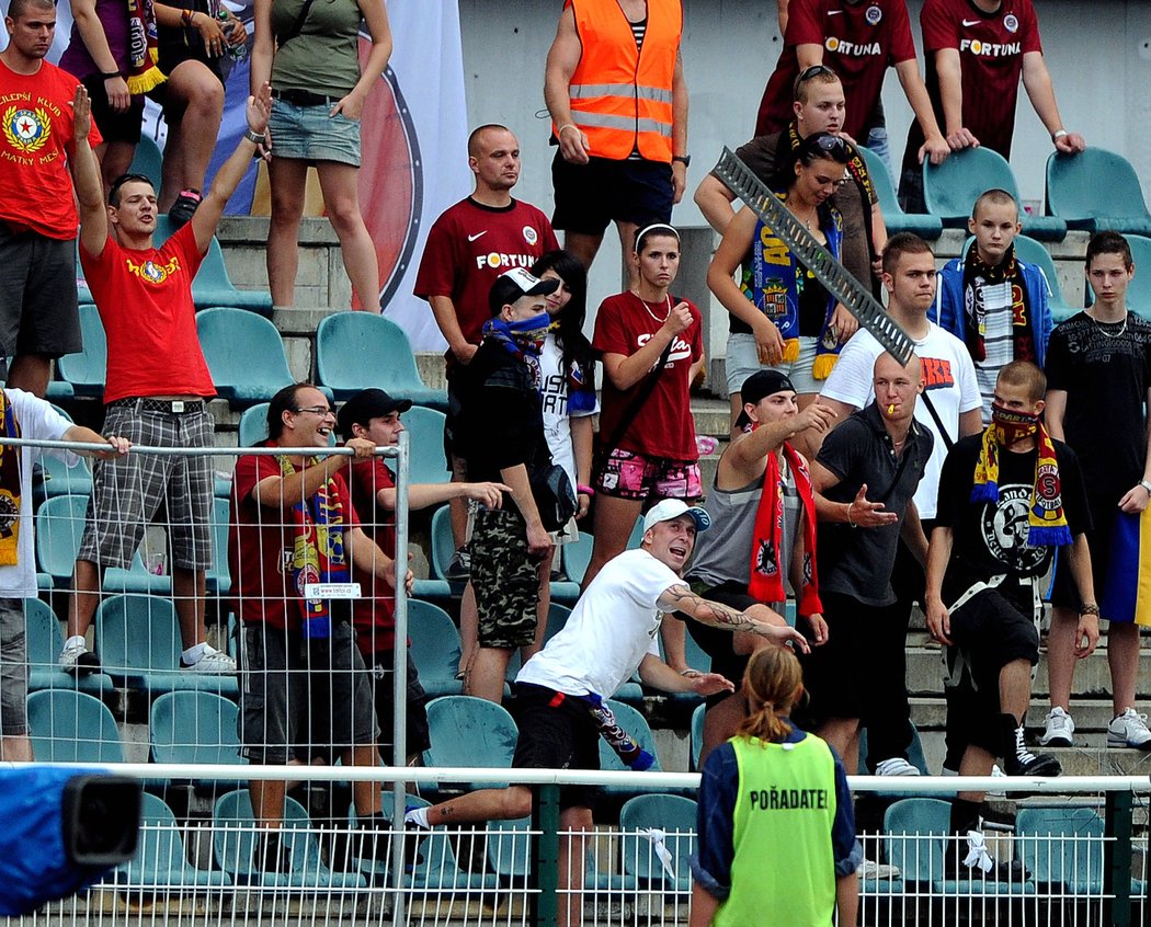 Sparťanští fanoušci si na Dukle neodpustili pár výtržností, klub na jejich chování doplácí.
