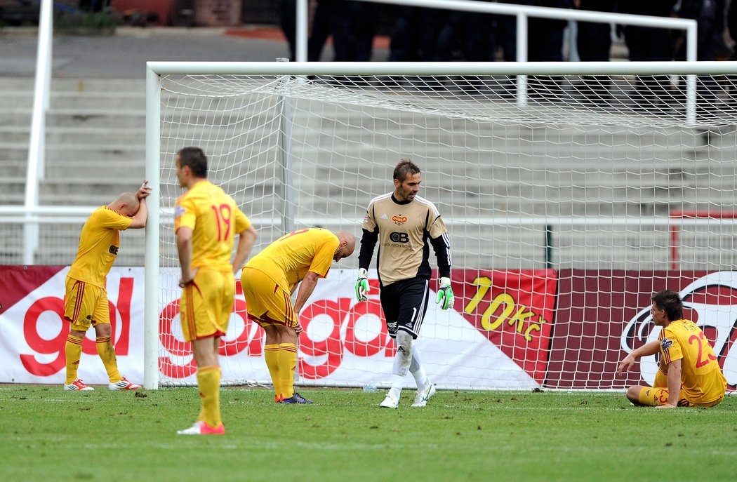 Zklamaní fotbalisté Dukly po vyrovnávacím Kweukeho gólu v nastaveném čase