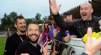 Plzeň rozjela druhé oslavy titulu, Horváth nesl pohár hokejistům