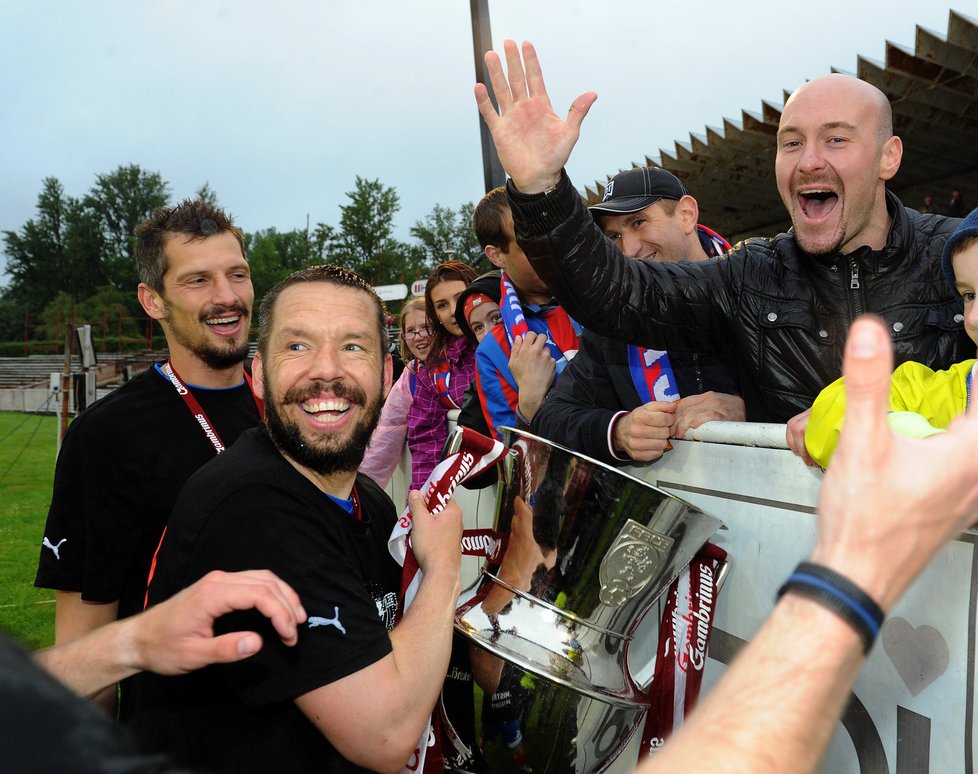 Pavel Horváth přinesl nechat polaskat mistrovský pohár i plzeňským hokejistům, kteří dorazili fandit přímo do Hradce. Vpravo se raduje Tomáš Vlasák