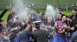 Šampaňské bouchá, fotbalisté Plzně přebírají pohár pro fotbalové mistry