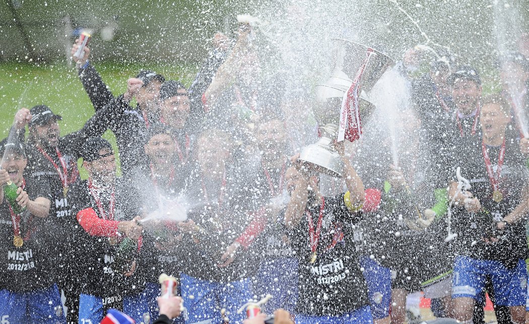 Šampaňská sprcha pro plzeňský pohár. Viktoriáni slaví ligový triumf po roční pauze