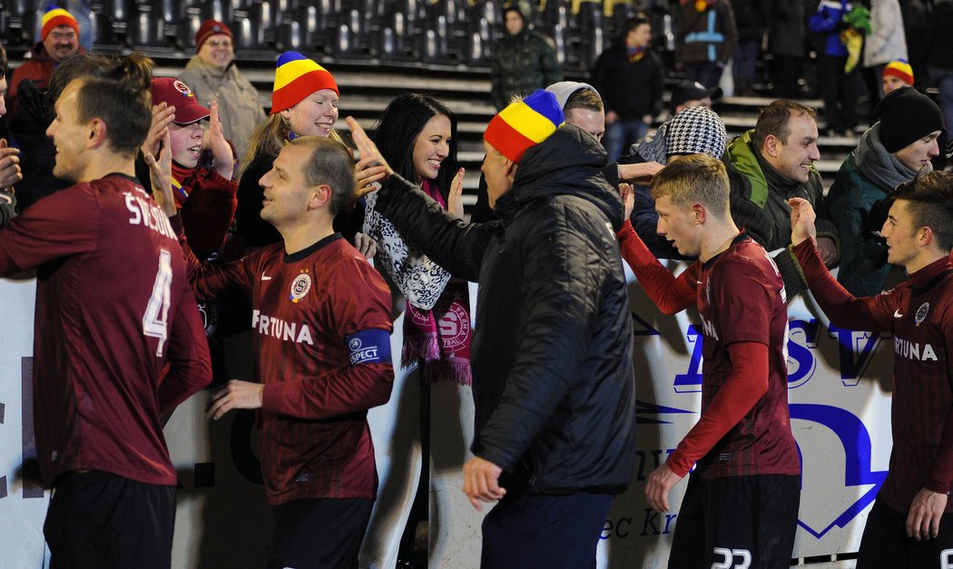 Fotbalisté Spaty slaví s fanoušky vítězství v Hradci Králové. Dvěma góly o něm rozhodl záložník Ladislav Krejčí.