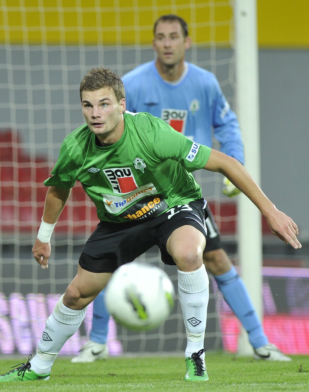 Vít Beneš v roli posledního hráče před gólmanem Michalem Špitem. Jablonec má v obraně spolehlivého stopera.