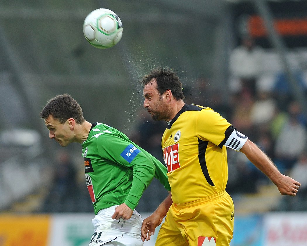 Souboj o balon v podání jabloneckého Lafaty a budějovického Hunala